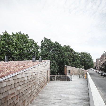 Town Hall, village hall, Gemeindehaus, 2015, Kinder, Spielplatz, Beton, Holz, Schindeln, Verkleidung, Halle, Neubau, concrete, Beton, Kopenhagen, Sndermarken, Canadian cedar, copenhagen, courtyard, Hof, Innenhof, 2015, Sophus Sbye Architects, Dmmbeton, Leichbeton, kantig, roh, rau, unbehandelt, Park, Minimalismus, Sndre Fasanvej, Frederiksberg