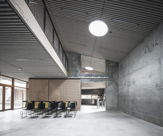 Town Hall, village hall, Gemeindehaus, 2015, Kinder, Spielplatz, Beton, Holz, Schindeln, Verkleidung, Halle, Neubau, concrete, Beton, Kopenhagen, Sndermarken, Canadian cedar, copenhagen, courtyard, Hof, Innenhof, 2015, Sophus Sbye Architects, Dmmbeton, Leichbeton, kantig, roh, rau, unbehandelt, Park, Minimalismus, Sndre Fasanvej, Frederiksberg