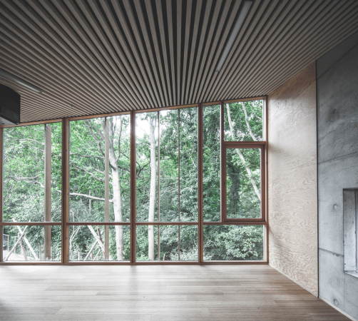 Town Hall, village hall, Gemeindehaus, 2015, Kinder, Spielplatz, Beton, Holz, Schindeln, Verkleidung, Halle, Neubau, concrete, Beton, Kopenhagen, Sndermarken, Canadian cedar, copenhagen, courtyard, Hof, Innenhof, 2015, Sophus Sbye Architects, Dmmbeton, Leichbeton, kantig, roh, rau, unbehandelt, Park, Minimalismus, Sndre Fasanvej, Frederiksberg