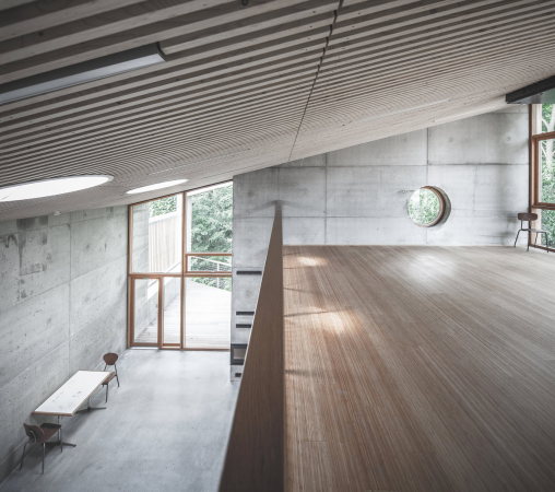 Town Hall, village hall, Gemeindehaus, 2015, Kinder, Spielplatz, Beton, Holz, Schindeln, Verkleidung, Halle, Neubau, concrete, Beton, Kopenhagen, Sndermarken, Canadian cedar, copenhagen, courtyard, Hof, Innenhof, 2015, Sophus Sbye Architects, Dmmbeton, Leichbeton, kantig, roh, rau, unbehandelt, Park, Minimalismus, Sndre Fasanvej, Frederiksberg