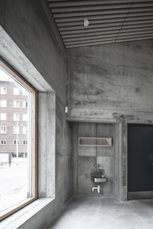 Town Hall, village hall, Gemeindehaus, 2015, Kinder, Spielplatz, Beton, Holz, Schindeln, Verkleidung, Halle, Neubau, concrete, Beton, Kopenhagen, Sndermarken, Canadian cedar, copenhagen, courtyard, Hof, Innenhof, 2015, Sophus Sbye Architects, Dmmbeton, Leichbeton, kantig, roh, rau, unbehandelt, Park, Minimalismus, Sndre Fasanvej, Frederiksberg