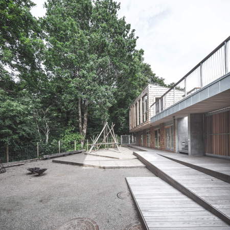 Town Hall, village hall, Gemeindehaus, 2015, Kinder, Spielplatz, Beton, Holz, Schindeln, Verkleidung, Halle, Neubau, concrete, Beton, Kopenhagen, Sndermarken, Canadian cedar, copenhagen, courtyard, Hof, Innenhof, 2015, Sophus Sbye Architects, Dmmbeton, Leichbeton, kantig, roh, rau, unbehandelt, Park, Minimalismus, Sndre Fasanvej, Frederiksberg