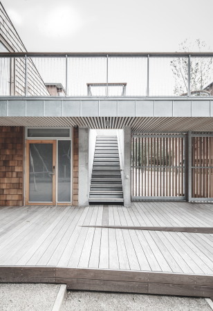 Town Hall, village hall, Gemeindehaus, 2015, Kinder, Spielplatz, Beton, Holz, Schindeln, Verkleidung, Halle, Neubau, concrete, Beton, Kopenhagen, Sndermarken, Canadian cedar, copenhagen, courtyard, Hof, Innenhof, 2015, Sophus Sbye Architects, Dmmbeton, Leichbeton, kantig, roh, rau, unbehandelt, Park, Minimalismus, Sndre Fasanvej, Frederiksberg