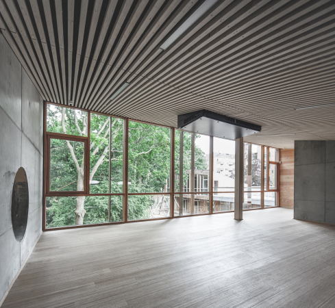 Town Hall, village hall, Gemeindehaus, 2015, Kinder, Spielplatz, Beton, Holz, Schindeln, Verkleidung, Halle, Neubau, concrete, Beton, Kopenhagen, Sndermarken, Canadian cedar, copenhagen, courtyard, Hof, Innenhof, 2015, Sophus Sbye Architects, Dmmbeton, Leichbeton, kantig, roh, rau, unbehandelt, Park, Minimalismus, Sndre Fasanvej, Frederiksberg