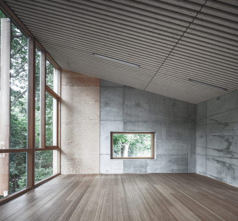 Town Hall, village hall, Gemeindehaus, 2015, Kinder, Spielplatz, Beton, Holz, Schindeln, Verkleidung, Halle, Neubau, concrete, Beton, Kopenhagen, Sndermarken, Canadian cedar, copenhagen, courtyard, Hof, Innenhof, 2015, Sophus Sbye Architects, Dmmbeton, Leichbeton, kantig, roh, rau, unbehandelt, Park, Minimalismus, Sndre Fasanvej, Frederiksberg