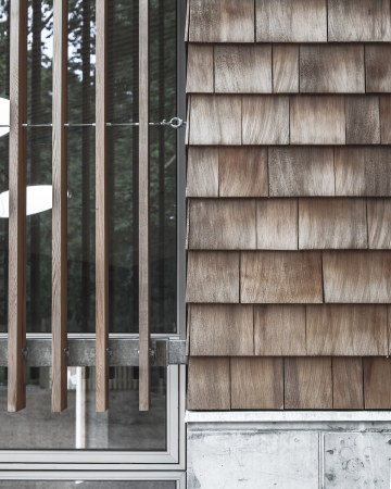 Town Hall, village hall, Gemeindehaus, 2015, Kinder, Spielplatz, Beton, Holz, Schindeln, Verkleidung, Halle, Neubau, concrete, Beton, Kopenhagen, Sndermarken, Canadian cedar, copenhagen, courtyard, Hof, Innenhof, 2015, Sophus Sbye Architects, Dmmbeton, Leichbeton, kantig, roh, rau, unbehandelt, Park, Minimalismus, Sndre Fasanvej, Frederiksberg