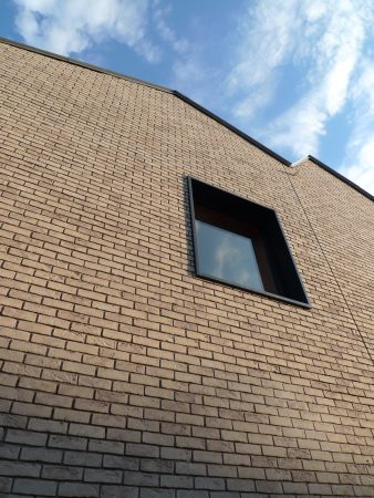 Lionel debs architectures, Strasbourg; Benfeld; Aristide Briand Primary School; Grundschule; Erweiterungsbau; Neubau; Bestand; Silhouette; Profil; Emmanuel Kuhn; Beton; Holzfaserdecke;