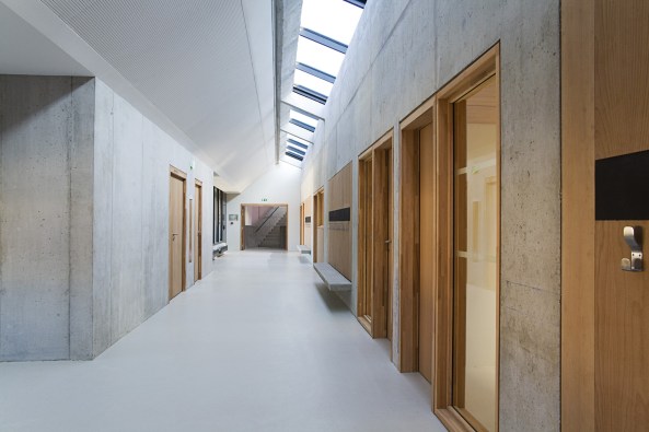 Lionel debs architectures, Strasbourg; Benfeld; Aristide Briand Primary School; Grundschule; Erweiterungsbau; Neubau; Bestand; Silhouette; Profil; Emmanuel Kuhn; Beton; Holzfaserdecke;