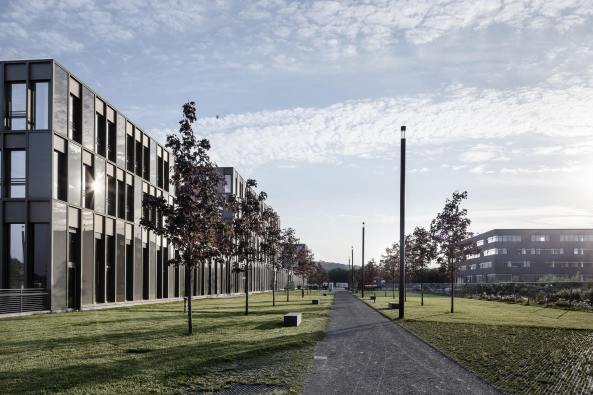 Alumium. Fassade, Opak, Farbe, color, fassade, opaque, Auer Weber, Peter Kulka, Bielefeld, Fachhochschule, University of Applied Science, Stuttgart, Mnchen, glas, concrete, Beton, courtyards, Innenhfe,