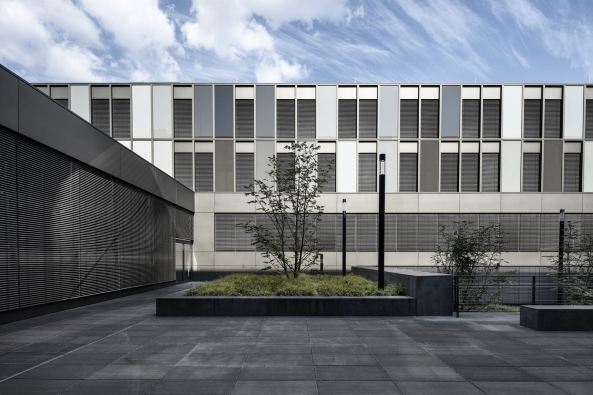 Alumium. Fassade, Opak, Farbe, color, fassade, opaque, Auer Weber, Peter Kulka, Bielefeld, Fachhochschule, University of Applied Science, Stuttgart, Mnchen, glas, concrete, Beton, courtyards, Innenhfe,