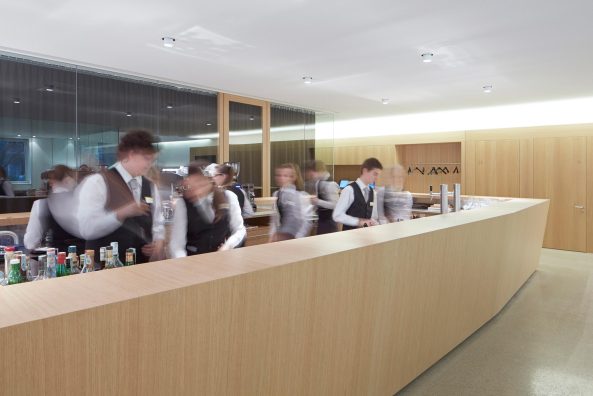 Berufsschule in Meran, Stifter + Bachmann Architekten, Klimahaus, Savoy, Landesberufsschule Meran, beton, Beton, Concrete, Bauen im Bestand, Kubus, Baukrper, Architektur in Sdtirol, Ortbeton, Fassade, Kubismus, Volumen, Passer, Pension, Hotel, Restaurant