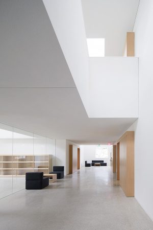 Berufsschule in Meran, Stifter + Bachmann Architekten, Klimahaus, Savoy, Landesberufsschule Meran, beton, Beton, Concrete, Bauen im Bestand, Kubus, Baukrper, Architektur in Sdtirol, Ortbeton, Fassade, Kubismus, Volumen, Passer, Pension, Hotel, Restaurant