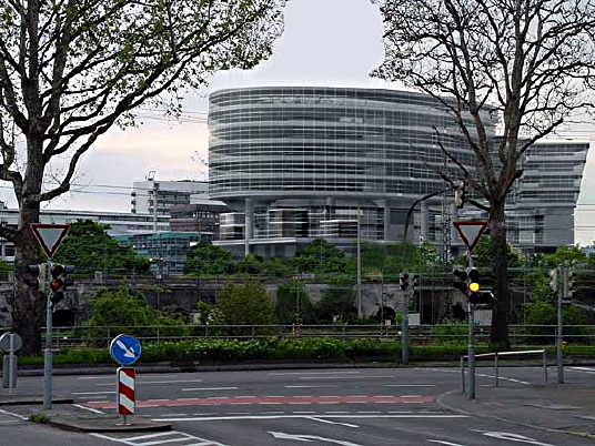 Daimler-Neubau in Stuttgart erffnet