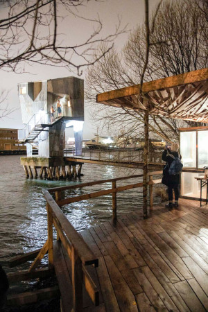 Industriebrache, Hafenviertel, Gteborg, Temporre Bauten, Recycling, Frihamnen-Pier, raumlaborberlin, Sauna, Flussschwimmbecken, ruamlaborberlin, raumlabor, 2015, Partizipation, Gte, Fluss, Flussufer, Anne Vonderstein, Bjrn Ehrlmark, Hafenbecken,