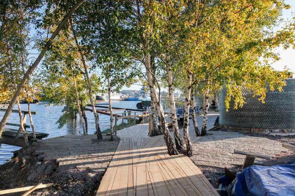 Industriebrache, Hafenviertel, G�teborg, Tempor�re Bauten, Recycling, Frihamnen-Pier, raumlaborberlin, Sauna, Flussschwimmbecken, ruamlaborberlin, raumlabor, 2015, Partizipation, G�te, Fluss, Flussufer, Anne Vonderstein, Bj�rn Ehrlmark, Hafenbecken,