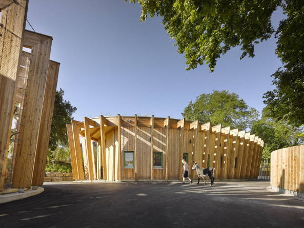 Roman Mensing, Streichelzoo, 2015, Fertigstellung, Holz, Zoo, animals, Tiere, Neubau, Holz, Hozbauweise, hringen, krensings, Landesgartenschau, 2015, 2016, Park, garten, garden, birds, Vgel,