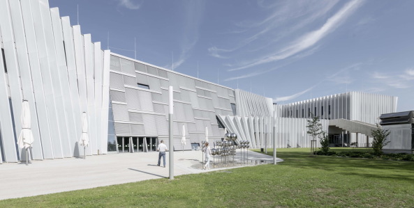 Privatuni, Universitt, Neubau, Hagenstrae 57, Anton Bruckner, Linz. 2015, Architektur, architecture, University, Architekturbro 1 ZT, Erffnung, opening, new building, campus, Susanne Seyfert, Dietmar Moser, sterreich, Pstlingberg, Bruckneruniversitt, Fassade,  Weiss, Musik, paramterisch, Kunst, Schauspiel, Tanz, dance, art, acting