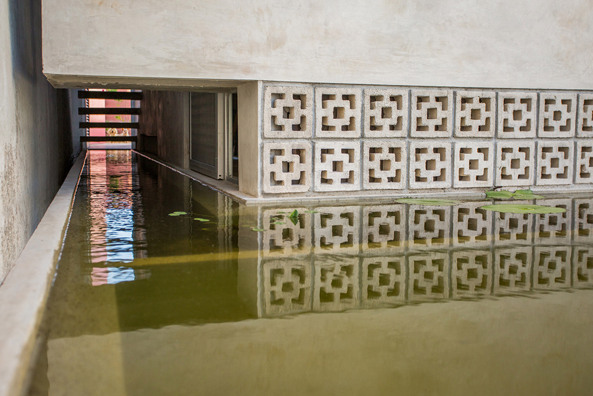 Einfamilienhaus, Mexiko, Yucatn, Merida, Hofhaus, Plazoleta, ffentlicher Platz, Klimatische Bedingungen, natrliche Belftung, Mckenschutz, Sicherheit, Wasserbecken, Monolith, Fassade