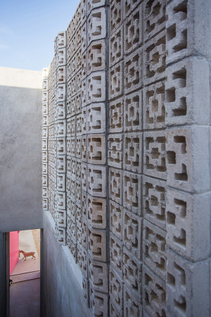 Einfamilienhaus, Mexiko, Yucatn, Merida, Hofhaus, Plazoleta, ffentlicher Platz, Klimatische Bedingungen, natrliche Belftung, Mckenschutz, Sicherheit, Wasserbecken, Monolith, Fassade