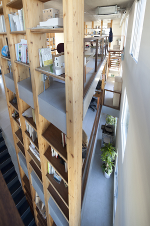 Brogebude, Neubau, 2015, Bro, Designbro, Architekturbro, Holz, Pfeiler, Holzpfeiler, Slabs, Pillars, Ebenen, O.M. Ungers, Fassade, Nisshin, Nagoya, Vorort, Shinichi Mamiya,  Tatsumi Terado, Toshiyuki Yano, www.m-s-ds.com, Neubau, open plan, offener Plan, offene Struktur, Leerraum, Treppen, Treppe, Plattform