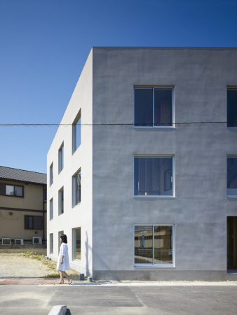 Brogebude, Neubau, 2015, Bro, Designbro, Architekturbro, Holz, Pfeiler, Holzpfeiler, Slabs, Pillars, Ebenen, O.M. Ungers, Fassade, Nisshin, Nagoya, Vorort, Shinichi Mamiya,  Tatsumi Terado, Toshiyuki Yano, www.m-s-ds.com, Neubau, open plan, offener Plan, offene Struktur, Leerraum, Treppen, Treppe, Plattform