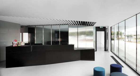 Beton, Glas, Dominique Coulon, Sockelgeschoss, Burgund, Venarey-Les Laumes, Quader, Kindertagessttte, nursery, Burgundy, glas, concrete, cultural center, toursit office, Touristenbro, Kulturzentrum, Bildung, Bhne, Stage, conference hall, courtayard, paint, yellow, Wandfarbe.