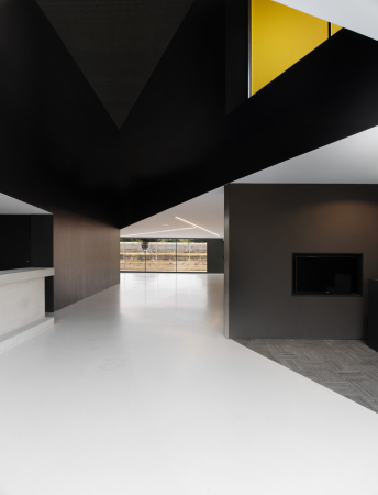 Beton, Glas, Dominique Coulon, Sockelgeschoss, Burgund, Venarey-Les Laumes, Quader, Kindertagessttte, nursery, Burgundy, glas, concrete, cultural center, toursit office, Touristenbro, Kulturzentrum, Bildung, Bhne, Stage, conference hall, courtayard, paint, yellow, Wandfarbe.