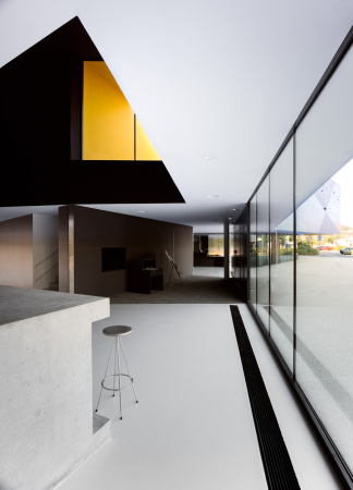 Beton, Glas, Dominique Coulon, Sockelgeschoss, Burgund, Venarey-Les Laumes, Quader, Kindertagessttte, nursery, Burgundy, glas, concrete, cultural center, toursit office, Touristenbro, Kulturzentrum, Bildung, Bhne, Stage, conference hall, courtayard, paint, yellow, Wandfarbe.