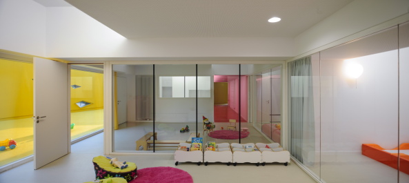 Beton, Glas, Dominique Coulon, Sockelgeschoss, Burgund, Venarey-Les Laumes, Quader, Kindertagessttte, nursery, Burgundy, glas, concrete, cultural center, toursit office, Touristenbro, Kulturzentrum, Bildung, Bhne, Stage, conference hall, courtayard, paint, yellow, Wandfarbe.