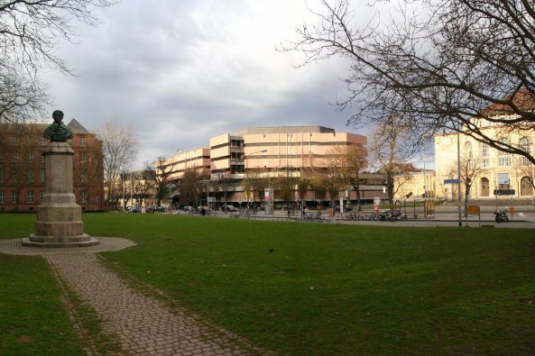 Stadtentwicklung, ffentliche Debatte, Bestandsbau, Bibliothek, Kristall, Diamant, Fassade, Vollverglasung, Exzellenz Universitt, Ikone, Kontext Debatte, Skulptur