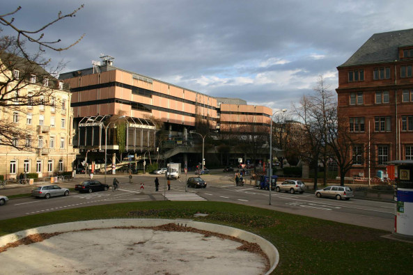 Stadtentwicklung, ffentliche Debatte, Bestandsbau, Bibliothek, Kristall, Diamant, Fassade, Vollverglasung, Exzellenz Universitt, Ikone, Kontext Debatte, Skulptur