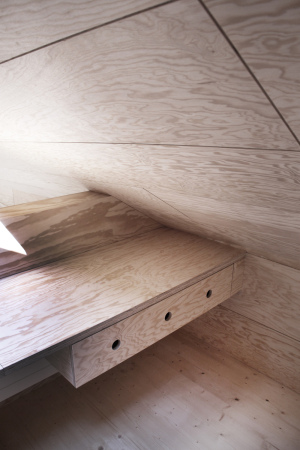 Lrche, Holzelemente, Le Corbusier, Le Cabanon, Cabane, franzsische Kiefer, Schweiz,  Wohnhaus, Querachse, Leichtbau, light weight construction, Teilabriss, demolition, Switzerland, Familie, Wohnkche, Lattenfassade, longitunal slat