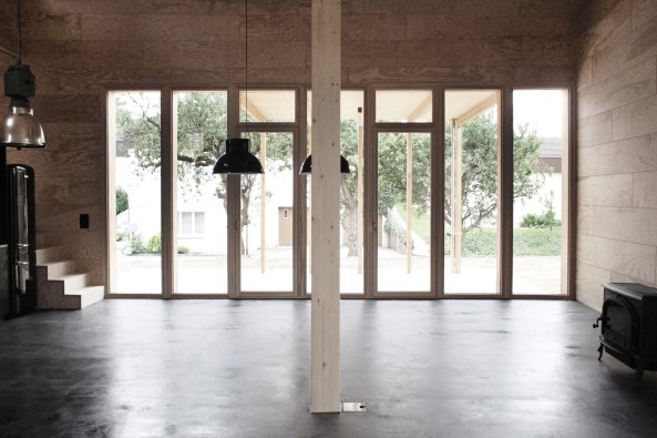 Lrche, Holzelemente, Le Corbusier, Le Cabanon, Cabane, franzsische Kiefer, Schweiz,  Wohnhaus, Querachse, Leichtbau, light weight construction, Teilabriss, demolition, Switzerland, Familie, Wohnkche, Lattenfassade, longitunal slat