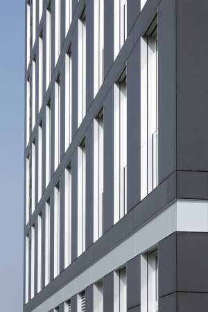 Neubau Handwerkskammer, Neubau, 2015, Niederbayern Oberpfalz, Sabine Straub, Kunst am Bau, Niederbayern, Oberpfalz, Block, monumental, rectangular, Wettbewerb, office building, offfices, Geb�ude, Ensemble, Ditthornstra�e, Kiste, grau, dunkelgrau, Glasfassade,