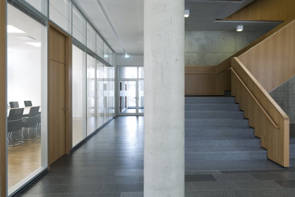 Neubau Handwerkskammer, Neubau, 2015, Niederbayern Oberpfalz, Sabine Straub, Kunst am Bau, Niederbayern, Oberpfalz, Block, monumental, rectangular, Wettbewerb, office building, offfices, Geb�ude, Ensemble, Ditthornstra�e, Kiste, grau, dunkelgrau, Glasfassade,