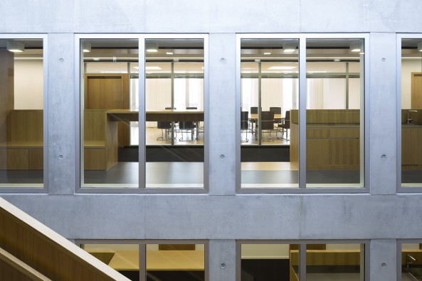 Neubau Handwerkskammer, Neubau, 2015, Niederbayern Oberpfalz, Sabine Straub, Kunst am Bau, Niederbayern, Oberpfalz, Block, monumental, rectangular, Wettbewerb, office building, offfices, Gebude, Ensemble, Ditthornstrae, Kiste, grau, dunkelgrau, Glasfassade,