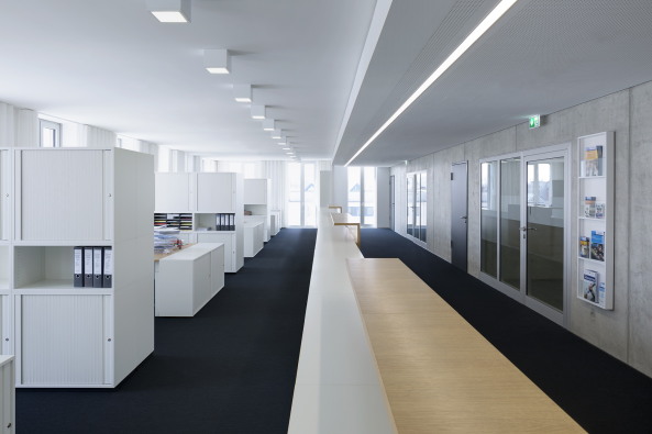 Neubau Handwerkskammer, Neubau, 2015, Niederbayern Oberpfalz, Sabine Straub, Kunst am Bau, Niederbayern, Oberpfalz, Block, monumental, rectangular, Wettbewerb, office building, offfices, Geb�ude, Ensemble, Ditthornstra�e, Kiste, grau, dunkelgrau, Glasfassade,