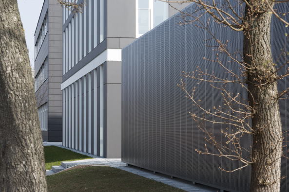 Neubau Handwerkskammer, Neubau, 2015, Niederbayern Oberpfalz, Sabine Straub, Kunst am Bau, Niederbayern, Oberpfalz, Block, monumental, rectangular, Wettbewerb, office building, offfices, Gebude, Ensemble, Ditthornstrae, Kiste, grau, dunkelgrau, Glasfassade,