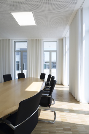 Neubau Handwerkskammer, Neubau, 2015, Niederbayern Oberpfalz, Sabine Straub, Kunst am Bau, Niederbayern, Oberpfalz, Block, monumental, rectangular, Wettbewerb, office building, offfices, Geb�ude, Ensemble, Ditthornstra�e, Kiste, grau, dunkelgrau, Glasfassade,