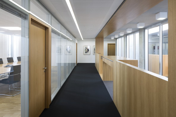 Neubau Handwerkskammer, Neubau, 2015, Niederbayern Oberpfalz, Sabine Straub, Kunst am Bau, Niederbayern, Oberpfalz, Block, monumental, rectangular, Wettbewerb, office building, offfices, Geb�ude, Ensemble, Ditthornstra�e, Kiste, grau, dunkelgrau, Glasfassade,