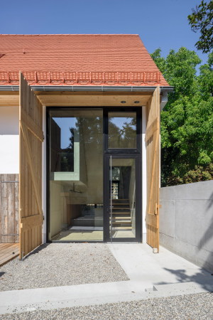 Stefan F. Hglmaier, Peter Haimerl, Umbau, Bauernhof, Beton, Holz, Ausbau, Umnutzung, Rennovierung, Sanierung, concrete, wood, Wohntrakt, housing, rennovation, Edward Beierle, Stadel, Stockerweg 11, Alt-Riem, Denkmalschutz, Stallung, Bauernhaus,