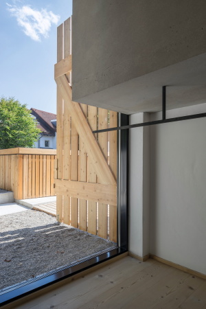 Stefan F. H�glmaier, Peter Haimerl, Umbau, Bauernhof, Beton, Holz, Ausbau, Umnutzung, Rennovierung, Sanierung, concrete, wood, Wohntrakt, housing, rennovation, Edward Beierle, Stadel, Stockerweg 11, Alt-Riem, Denkmalschutz, Stallung, Bauernhaus,