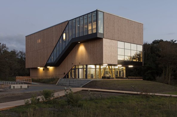 Wattenmeer-Besucherzentrum Cuxhaven, Holzer Kobler Architekten, Holzer Kobler Architekturen, Besucherzentrum in Cuxhaven von Holzer Kobler, Fassade, Kubus, Neubau, Wattenmeer Besucherzentrum, Holzbau, Holz, UNESCO-Erbe, Welterbe, Museum, Ausstellungsgebude, Verbindung von Natur und gebauter Struktur, Wattenmeer, Sahlenburger Strand