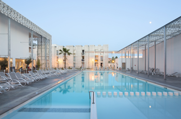 Frankreich, Sdfrankreich, Kste, 2015, Hotel, Herberge, Neubau, Meer, Wasser, Pool water, Hotel in Sdfrankreich, Nakra, Promeo,  Residential Hotel, Mathieu Ducros, Fassade, Fassadenstruktur, ornamental, hell, weiss, mediterran