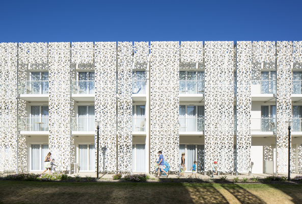 Frankreich, Sdfrankreich, Kste, 2015, Hotel, Herberge, Neubau, Meer, Wasser, Pool water, Hotel in Sdfrankreich, Nakra, Promeo,  Residential Hotel, Mathieu Ducros, Fassade, Fassadenstruktur, ornamental, hell, weiss, mediterran