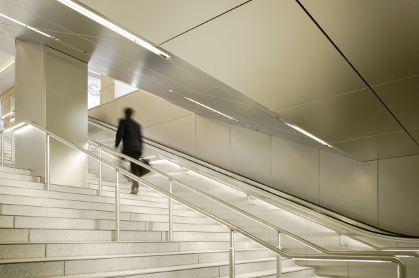 Rotlicht im U-Bahnschacht; Marienplatz Mnchen; U-Bahnhof; Sanierung; Allmann Sattler Wappner Architekten; Ingo Maurer; Lichtdesigner; Bridiga Gonzalez; Sperrengeschoss; Rupprecht Geier; Freiher Alexander von Branca