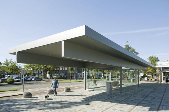 Transplantation in Barneveld; Angenehmer Warten; Prettig Wachten; NL Architects; Haltestelle; Erweiterung; Pavillon; Wartehuschen; Nahverkehr; Niederlande; ProRail; Marcel van der Burg