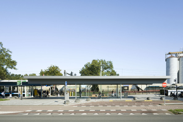 Transplantation in Barneveld; Angenehmer Warten; Prettig Wachten; NL Architects; Haltestelle; Erweiterung; Pavillon; Wartehuschen; Nahverkehr; Niederlande; ProRail; Marcel van der Burg