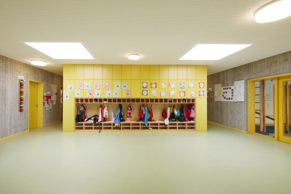 Holz, Beton, 2015, Neubau, Fertigstellung, Kindergarten, Schule, Kinder, Freising, Bayern, Schule, Kita und Sporthalle, Maria Montessori, Caf, Mensa, Numrich Albrecht Klumpp, Arthur Numrich, Timo Klumpp, Grant Kelly, concrete, wood, gymnasium, school, Bavaria, Gute nger 32, 85356, sports, kids, Germany, architecture