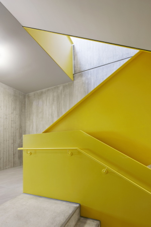 Holz, Beton, 2015, Neubau, Fertigstellung, Kindergarten, Schule, Kinder, Freising, Bayern, Schule, Kita und Sporthalle, Maria Montessori, Caf�, Mensa, Numrich Albrecht Klumpp, Arthur Numrich, Timo Klumpp, Grant Kelly, concrete, wood, gymnasium, school, Bavaria, Gute �nger 32, 85356, sports, kids, Germany, architecture